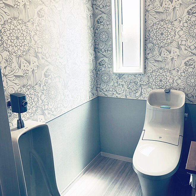 二色の壁紙 グレーの壁 男性用トイレ バス トイレのインテリア実例