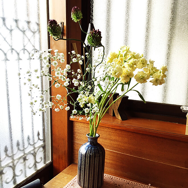 かすみ草 丹頂アリウム 花のある暮らし ストック 陶器の花瓶 などのインテリア実例 21 04 10 06 59 27 Roomclip ルームクリップ