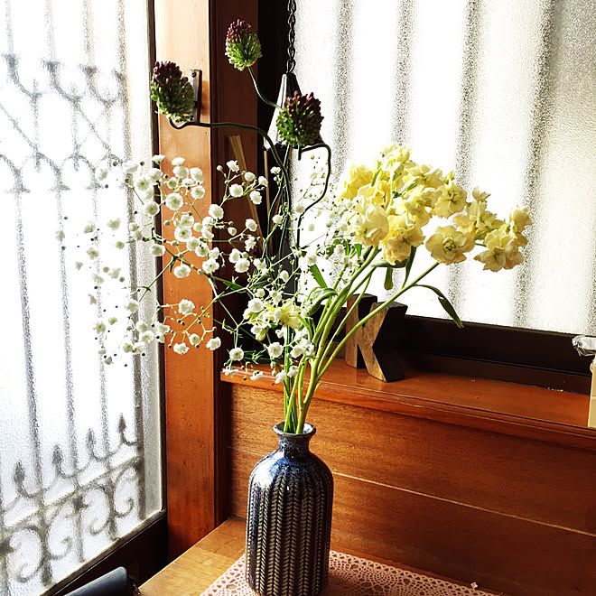 かすみ草 丹頂アリウム 花のある暮らし ストック 陶器の花瓶 などのインテリア実例 21 04 10 06 59 27 Roomclip ルームクリップ かすみ草 丹頂アリウム 花のある暮らし ストック 陶器の花瓶 などのインテリア実例 21 04 10 06 59 27 Roomclip ルームクリップ