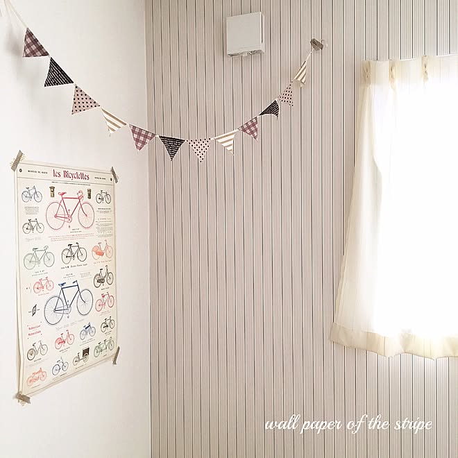 ベッド周り アクセントクロス Niko And ポスター ストライプの壁紙 などのインテリア実例 16 06 02 09 15 26 Roomclip ルームクリップ