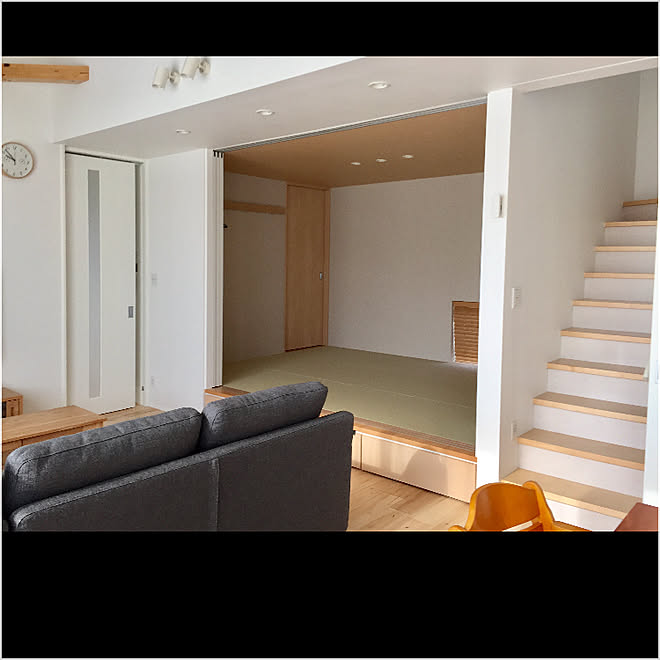 部屋全体 Noyesのソファー ノイエス 小上がり和室 白い階段 などのインテリア実例 17 11 24 13 54 16 Roomclip ルームクリップ