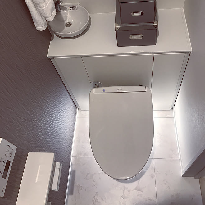 アクセントクロス グレー ホワイト グレーの壁 Totoトイレ モノトーン などのインテリア実例 19 05 25 18 52 13 Roomclip ルームクリップ アクセントクロス グレー ホワイト グレーの壁 Totoトイレ モノトーン などのインテリア実例 19 05 25 18 52 13 Roomclip ルームクリップ