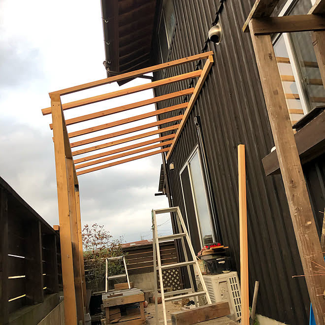 バタ角 手作り 屋根作り 黒い外壁 Diy などのインテリア実例 05 19 07 31 33 Roomclip ルームクリップ バタ角 手作り 屋根作り 黒い外壁 Diy などのインテリア実例 05 19 07 31 33 Roomclip ルームクリップ