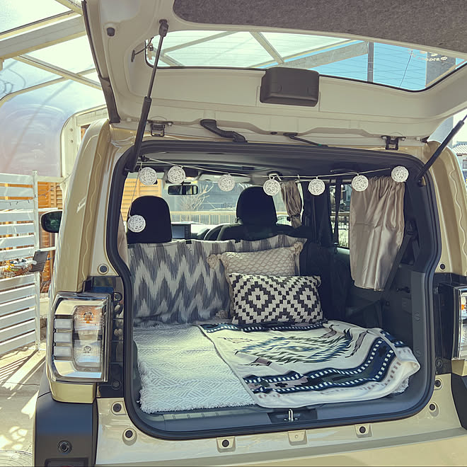 ダイハツ タフト 3coinsのカフェカーテン カーテンdiy ニトリのクッション 後ろをフラットに などのインテリア実例 22 02 18 14 00 10 Roomclip ルームクリップ