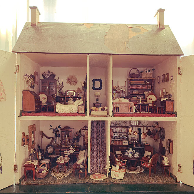 イギリス　ミニチュア家具　アンティーク風の棚　ドールハウス