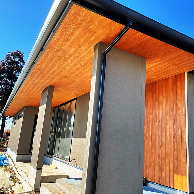 モダン 軒天 板張り 寄棟屋根 外壁塗装 新築 などのインテリア実例 22 02 16 21 56 50 Roomclip ルームクリップ