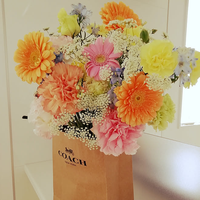 リビング 花のある暮らし 花束のプレゼント 紙袋リメイク 花瓶の代用品 などのインテリア実例 19 03 18 08 37 01 Roomclip ルームクリップ