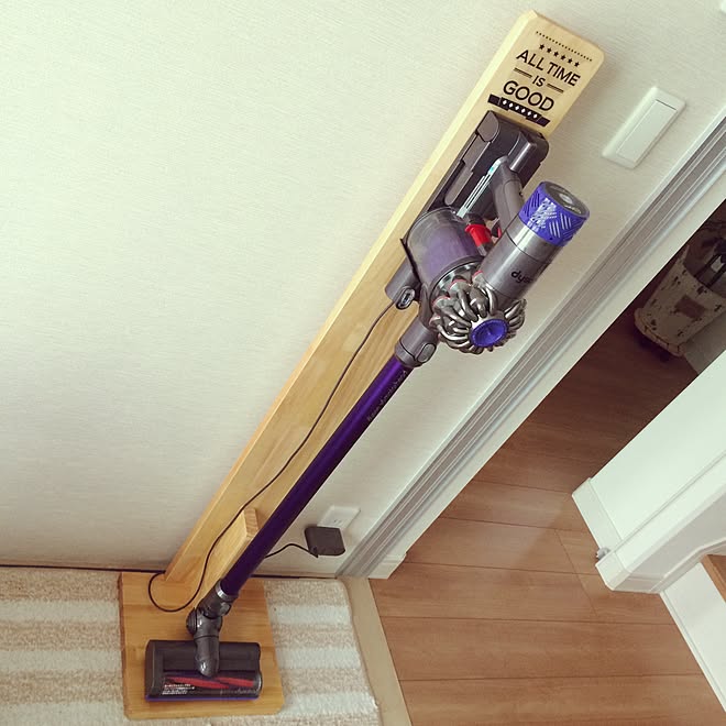 充電スタンド 家電 Diy 掃除機 Dyson などのインテリア実例
