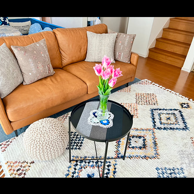 Zenoさんのドイリー 庭のチューリップが咲きました ニトリのソファ クッション プフ Ikeaサイドテーブル 幾何学模様のラグ などのインテリア実例 22 04 10 12 25 54 Roomclip ルームクリップ