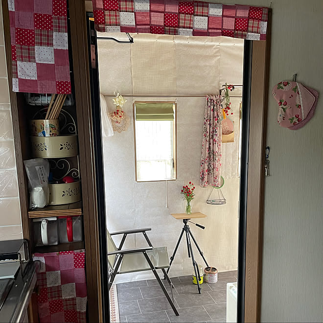 パッチワーク好き 娘のワンピースのリメイクカーテン 鍋つかみハンドメイド 千日紅 三脚テーブル などのインテリア実例 21 10 09 08 46 34 Roomclip ルームクリップ