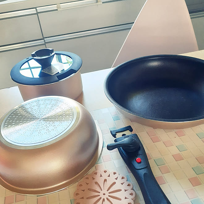 キッチン 新しいフライパン ピンクゴールドのフライパンセット お料理 夏のインテリア実例 22 08 01 15 49 41 Roomclip ルームクリップ