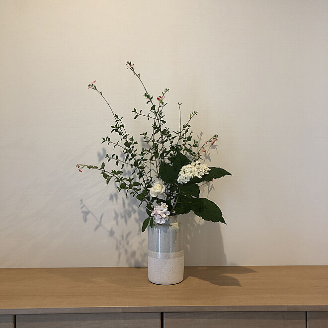 庭の花を飾る 飾り棚 フランフラン フラワーベース 花瓶 などのインテリア実例 19 10 17 15 16 29 Roomclip ルームクリップ