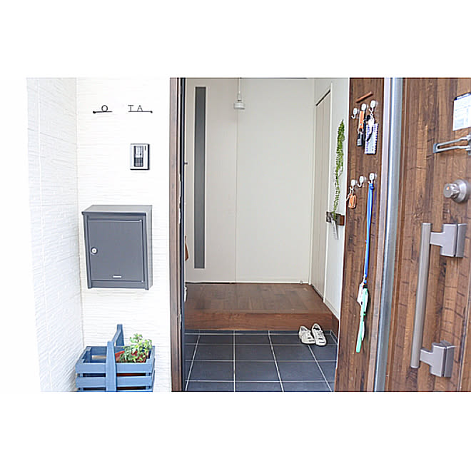 玄関 入り口 ブラックウォールナットの無垢材床 いいね フォロー本当に感謝です リクシルの玄関ドア コメントお返し遅くてごめんなさい などのインテリア実例 18 09 16 17 15 01 Roomclip ルームクリップ