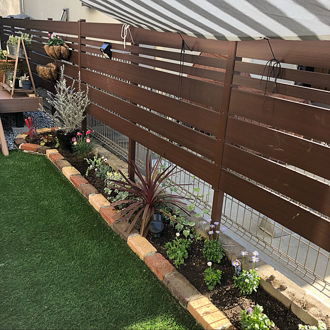 玄関 入り口 人工芝の庭 レンガ花壇diy ガーデニング 花壇 手作り などのインテリア実例 12 07 23 37 08 Roomclip ルームクリップ