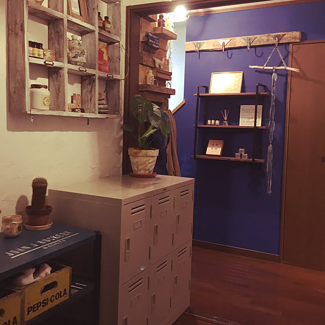 玄関 入り口 壁ネイビー塗装 アイアン棚diy 靴棚diy アンティーク風古材棚 などのインテリア実例 17 07 22 22 01 25 Roomclip ルームクリップ