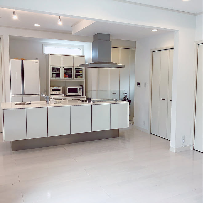 白い床 ソファが無い生活 アイランドキッチン パナソニックキッチン ホワイト インテリア などのインテリア実例 05 16 16 32 27 Roomclip ルームクリップ