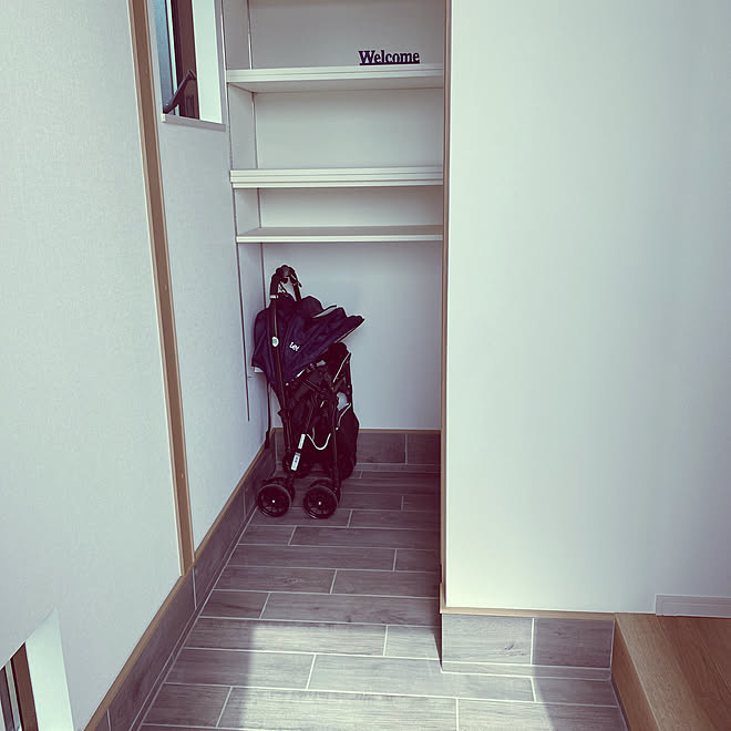 玄関収納 注文住宅新築 地窓のある玄関 玄関狭め シューズクローク などのインテリア実例 21 03 27 23 01 04 Roomclip ルームクリップ