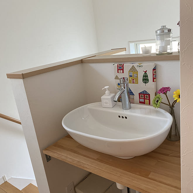 ファブリックパネルdiy 無印良品ハンドソープ 洗面ボウルの下の棚はdiy Ikeaの洗面ボウル 2階洗面コーナー などのインテリア実例 04 25 07 14 29 Roomclip ルームクリップ