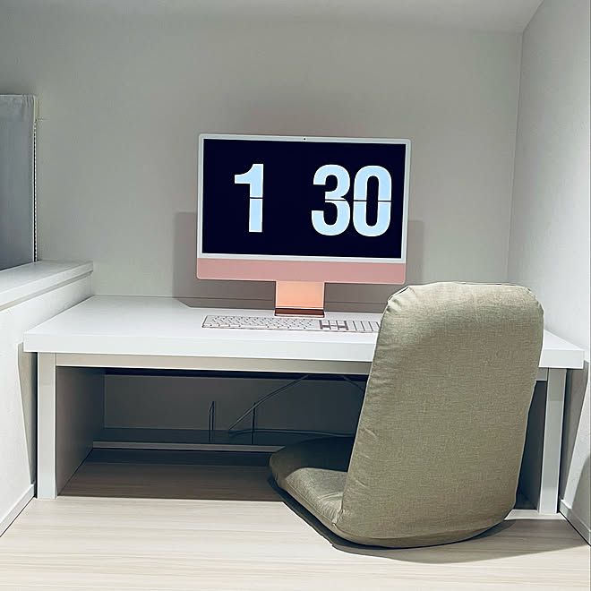 ピンク ホワイト ホワイトインテリア ローデスク デスク周り Imac などのインテリア実例 22 01 16 02 48 58 Roomclip ルームクリップ
