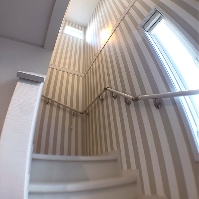 壁 天井 階段 ストライプの壁紙 ストライプ ホワイト などのインテリア実例 18 04 04 15 37 19 Roomclip ルームクリップ