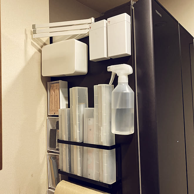 白でスッキリ マグネットシート ダイソー 冷蔵庫のマグネット 冷蔵庫横 などのインテリア実例 22 08 22 18 33 21 Roomclip ルームクリップ