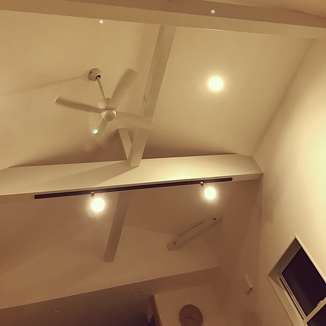 リビング シンプル 勾配天井 シーリングファン 白い梁 などのインテリア実例 16 11 30 21 33 21 Roomclip ルームクリップ