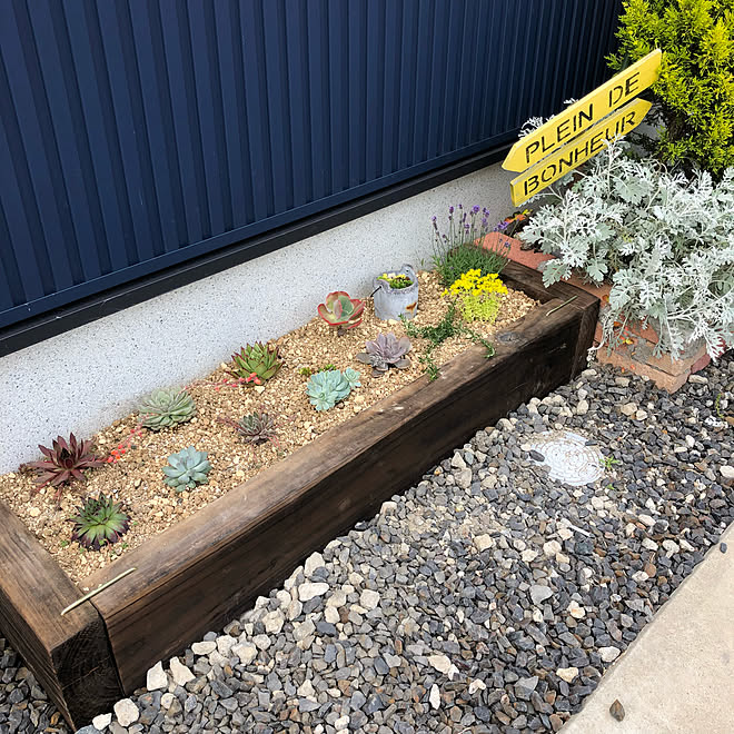 玄関 入り口 花壇diy ガーデニング 多肉植物 枕木花壇 などのインテリア実例 18 05 06 18 34 48 Roomclip ルームクリップ