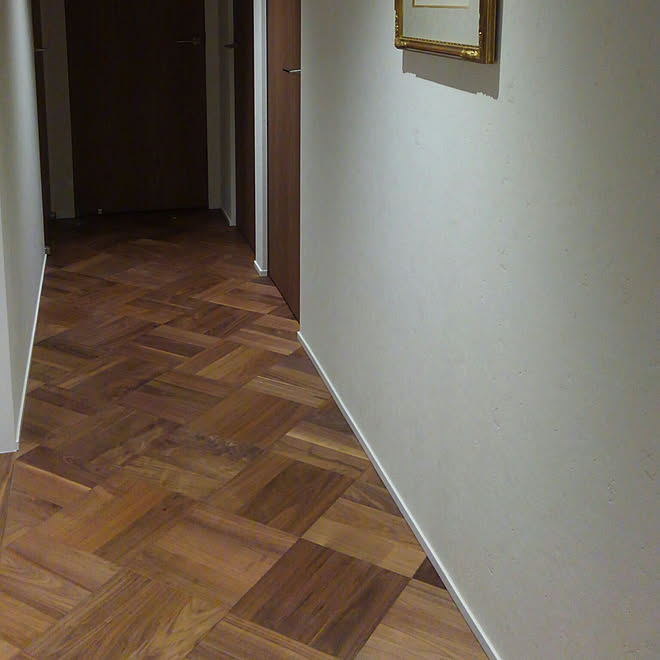 玄関 入り口 無垢の床 ウォールナット無垢材 ウォールナットパーケット サンゲツ壁紙 などのインテリア実例 18 03 03 03 23 43 Roomclip ルームクリップ