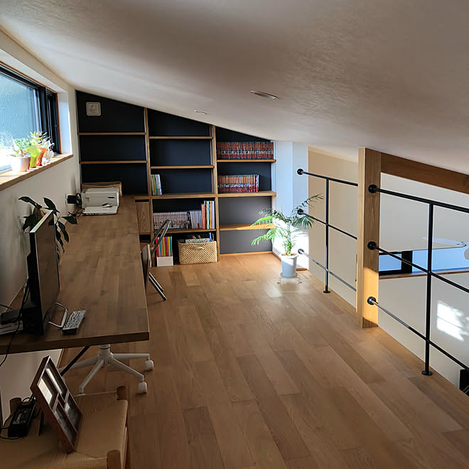 造作本棚 観葉植物 平屋 造作棚 リビング階段 などのインテリア実例 21 04 21 08 32 39 Roomclip ルームクリップ