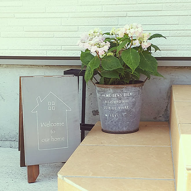 ウェルカムボード 鉢植えのあじさい 玄関 入り口のインテリア実例 18 04 09 15 59 45 Roomclip ルームクリップ