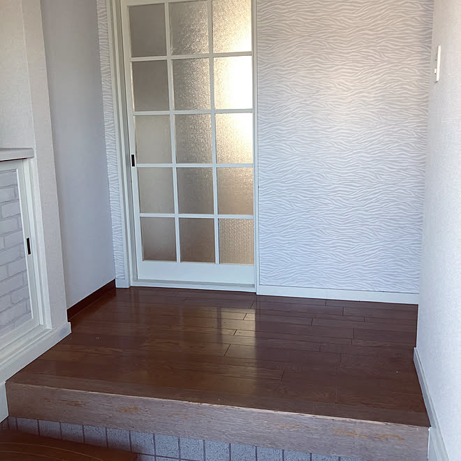 床貼り替え中 上がり框 玄関 ホワイト化 Diy などのインテリア実例 04 28 15 28 37 Roomclip ルームクリップ