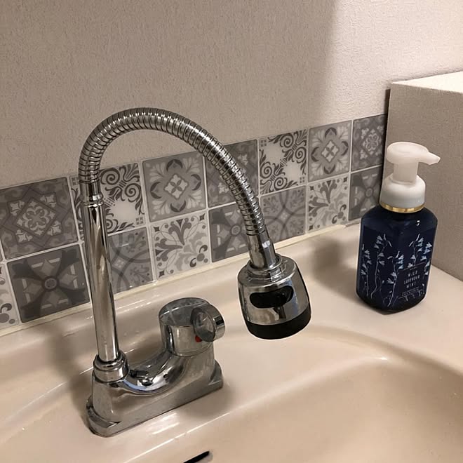混合水栓交換 洗面台と壁のスキマ タイルシール ハンドメイド リメイク などのインテリア実例 08 25 17 14 35 Roomclip ルームクリップ
