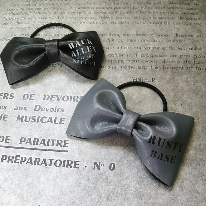 ダイソー ハンドメイド ヘアゴム ダイソーのフェイクレザー フェイクレザークロス などのインテリア実例 18 04 13 14 34 54 Roomclip ルームクリップ