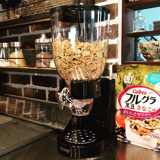 キッチン ポップンディスペンサー シリアルサーバー シリアルディスペンサー スパイスラック などのインテリア実例 16 05 24 21 01 54 Roomclip ルームクリップ