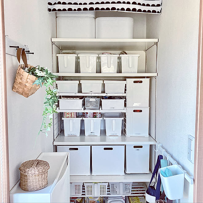 極狭 個室パントリー ホワイト つっぱり棒 マイバック収納 などのインテリア実例 11 00 01 45 Roomclip ルームクリップ