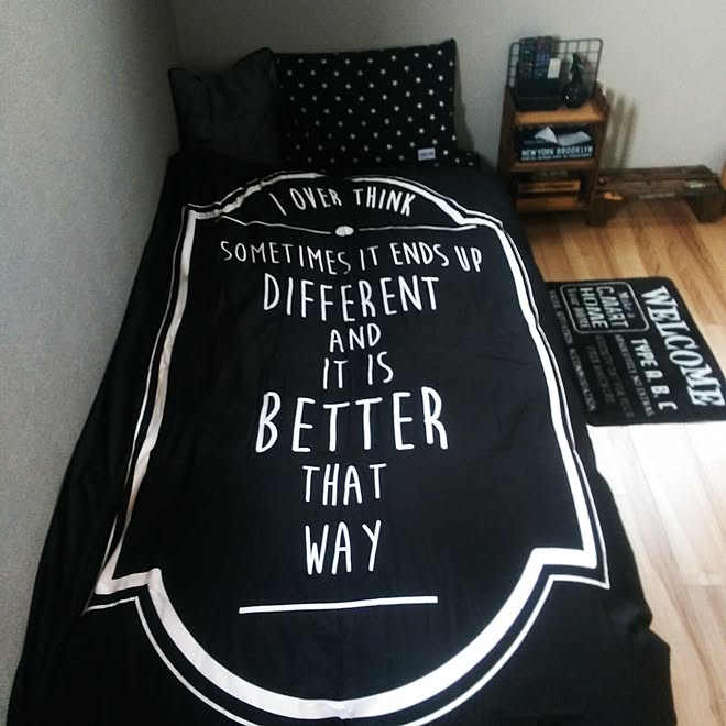 ベッド周り モノトーン 白黒インテリア しまむらの布団カバー グレーの壁 などのインテリア実例 16 08 15 15 17 58 Roomclip ルームクリップ