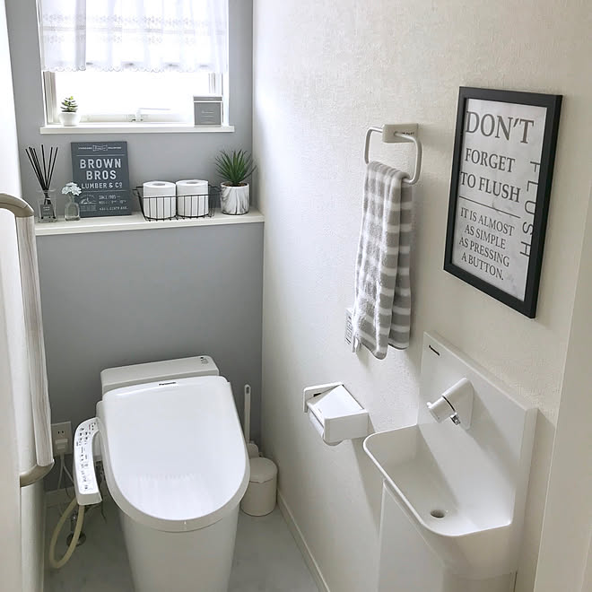 ニトリのフェイクグリーン ダイソーのタオル トイレ用ポスター 流すのを忘れないで ブルーグレーのアクセントクロス などのインテリア実例 19 06 21 10 56 53 Roomclip ルームクリップ