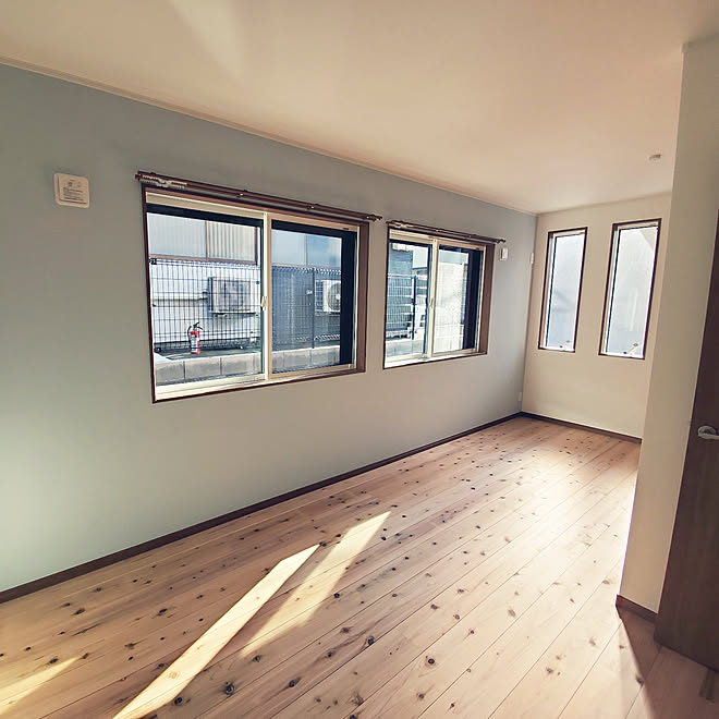 壁 天井 アクセントクロス ブルー さわやかな雰囲気 無垢材の床のインテリア実例 10 16 17 03 36 Roomclip ルームクリップ