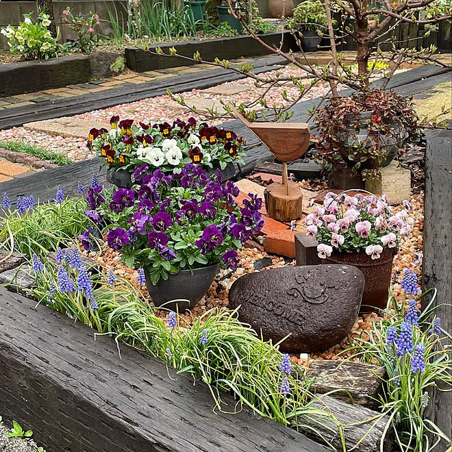 鳥のオブジェ 石のオブジェ セカンドカー置き場はdiy 枕木と石と砂利のセカンドカー置き場 枕木花壇 などのインテリア実例 21 03 23 08 50 17 Roomclip ルームクリップ