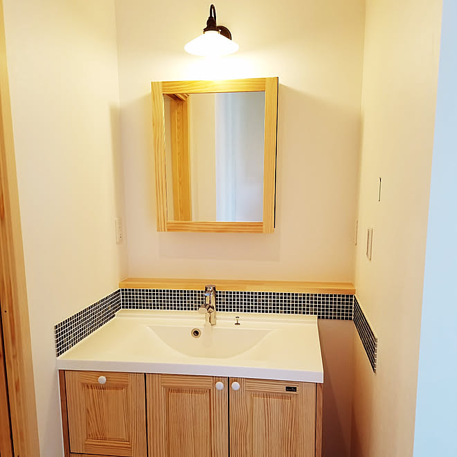 バス トイレ ウッドワンの洗面台 スウェーデンハウス タイル ブラケット照明のインテリア実例 17 12 26 22 07 21 Roomclip ルームクリップ