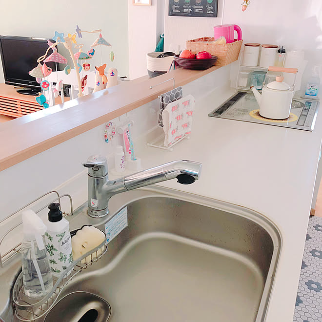子どもの歯磨きはキッチンでしてます ダイソーのスポンジ スポンジ置き場 赤ちゃんのいる暮らし カラフル などのインテリア実例 01 15 13 19 58 Roomclip ルームクリップ