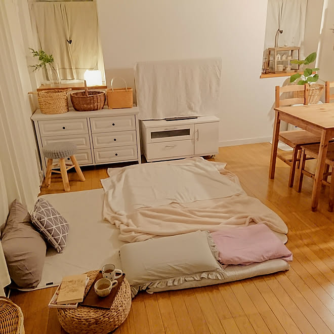 ベッド周り リビングに寝る ニトリのスツール ナチュラル かご などのインテリア実例 18 04 21 59 28 Roomclip ルームクリップ