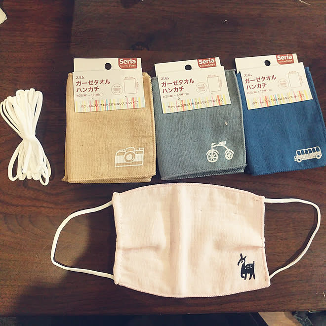 机 セリア ちくちく手縫い 手作りマスク ちくちくタイム などのインテリア実例 05 25 16 46 14 Roomclip ルームクリップ