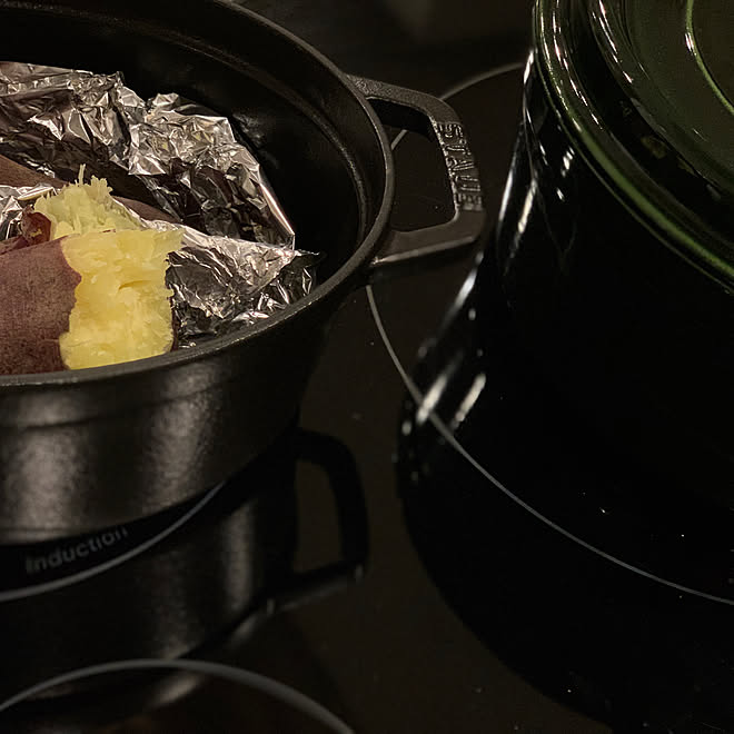 焼き芋始めました 本日多めで失礼します Staub ストウブオーバル ストウブ などのインテリア実例 19 10 10 36 02 Roomclip ルームクリップ