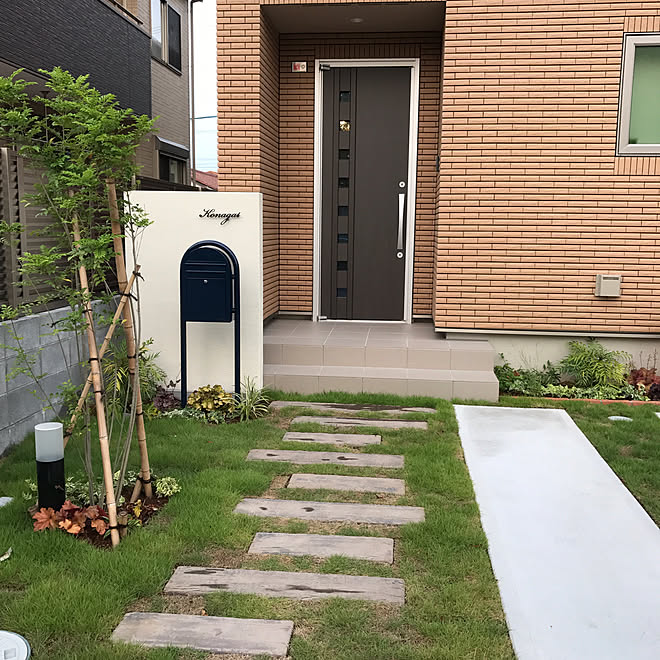 玄関 入り口 シマトネリコ 芝生 一条工務店 枕木風コンクリート などのインテリア実例 17 07 24 19 23 35 Roomclip ルームクリップ