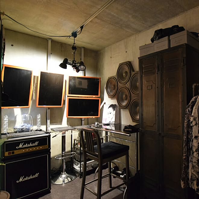 パソコン コンクリート打ちっ放し 夜 部屋の一角 Marshallのインテリア実例 16 04 03 16 40 12 Roomclip ルームクリップ