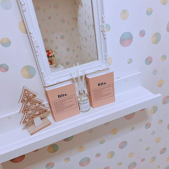 高見え100円グッズ プルメリア アロマディフューザー ダイソー芳香剤 ポップな壁紙 などのインテリア実例 21 12 02 21 02 18 Roomclip ルームクリップ