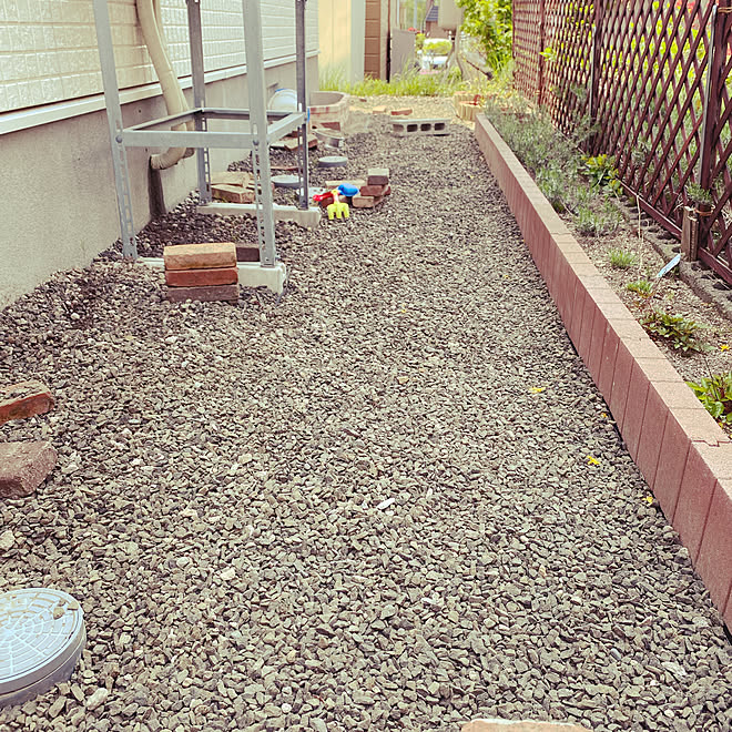 砂利を取って改造しよう 砂利敷き レンガの花壇 防草シート レンガ花壇 などのインテリア実例 22 05 19 13 00 30 Roomclip ルームクリップ