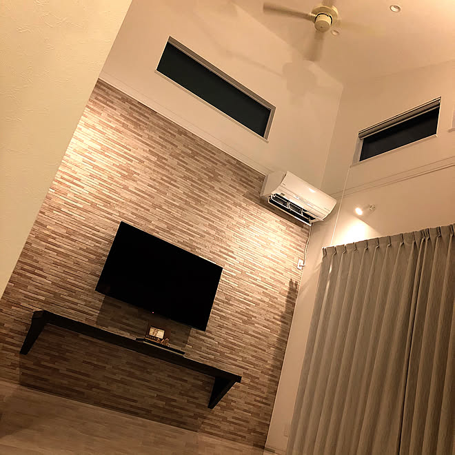 勾配天井 シーリングファン 壁掛けテレビ グラビオエッジ 間接照明のある暮らし などのインテリア実例 02 28 21 56 25 Roomclip ルームクリップ