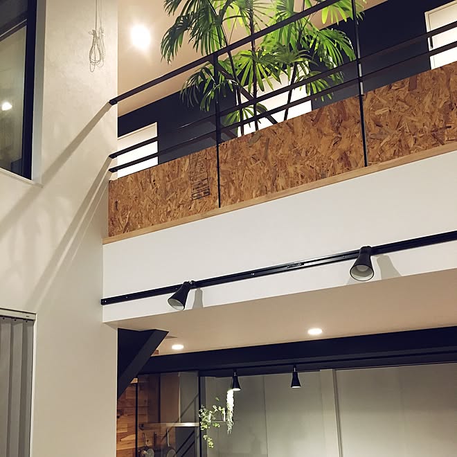 部屋全体 黒天井 黒壁 Osb合板 吹き抜けのある家 などのインテリア実例 17 07 17 23 58 25 Roomclip ルームクリップ